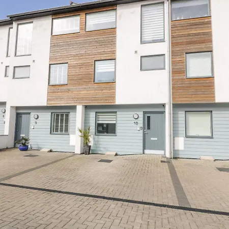 10 Quay Court